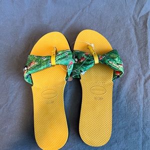 Havaianas NWT - Green floral sandal Size 7 (size37/38)